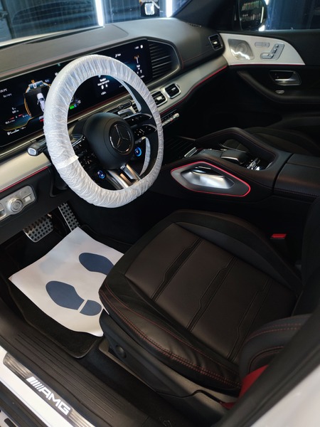 Comprehensive Interior Detailing - SUV / Midsize SUV (7-8h) 